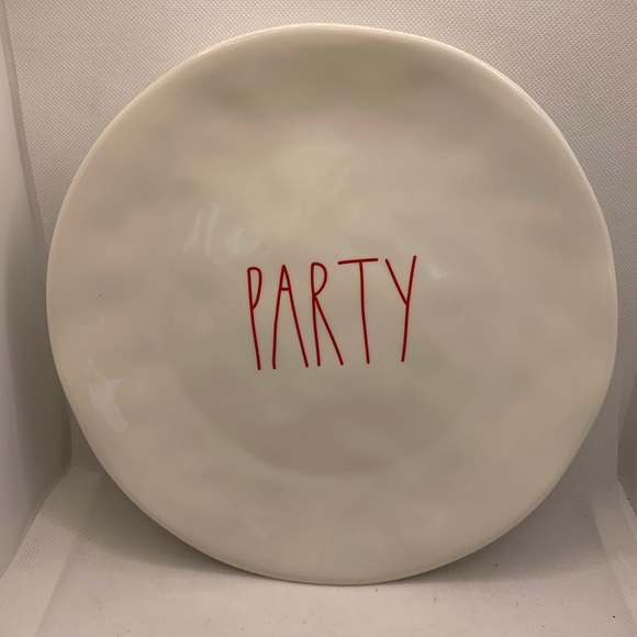 Rae Dunn Set of Four (4) White and Red 10” Party Plates - Picture 6 of 8